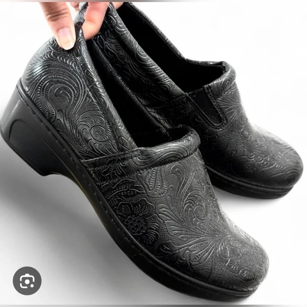 Yuu Black Embossed Women's Mules